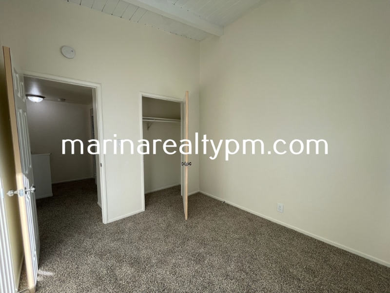 Building Photo - 240 Holly St