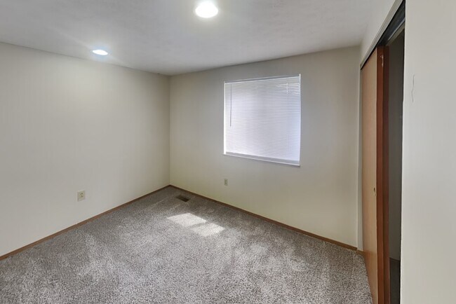 Building Photo - 94 E 18th Ave