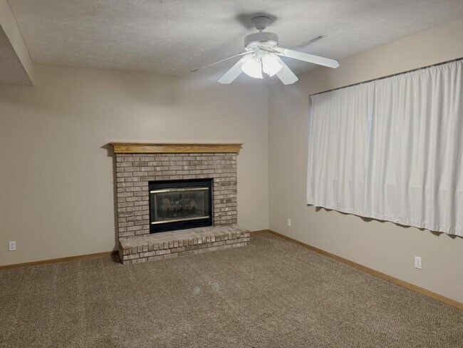 Building Photo - 2107 Queen Dr