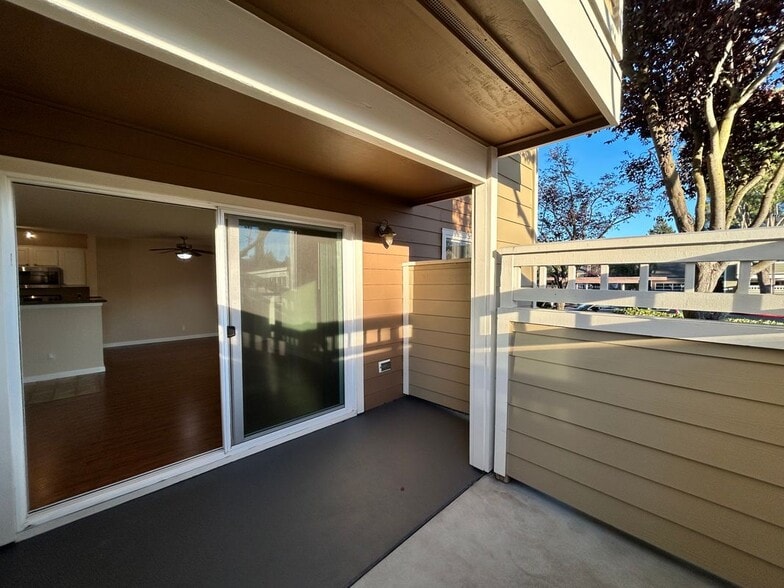 Building Photo - 150 Reflections Dr