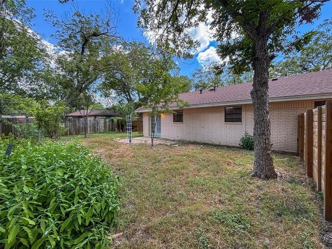 Building Photo - 406 Concho St