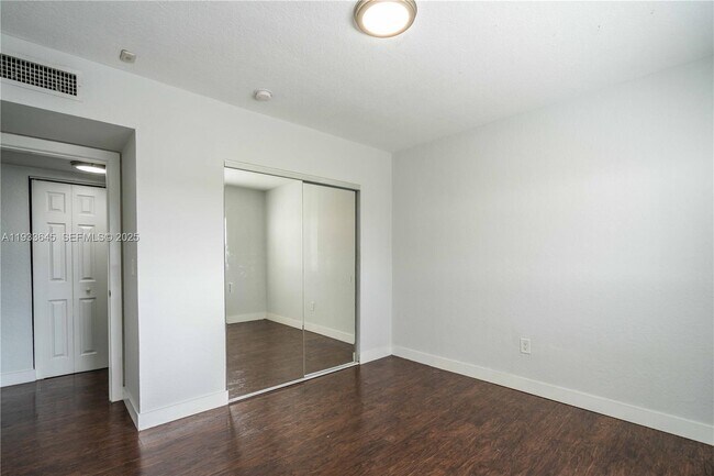 Building Photo - 1940 Biarritz Dr