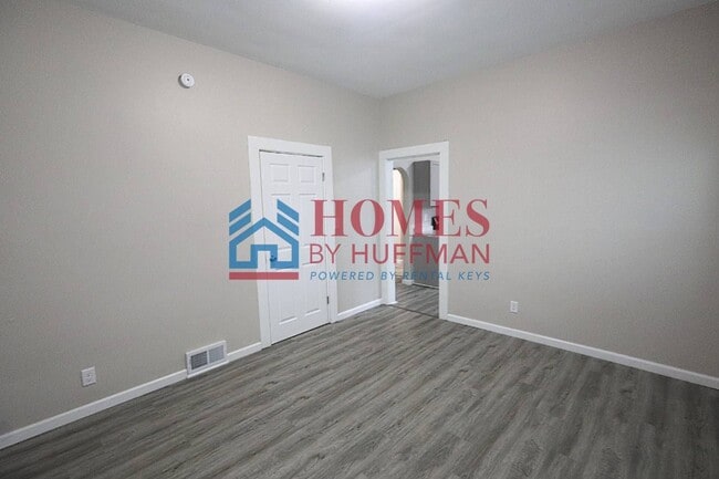 Building Photo - Two Bedroom House