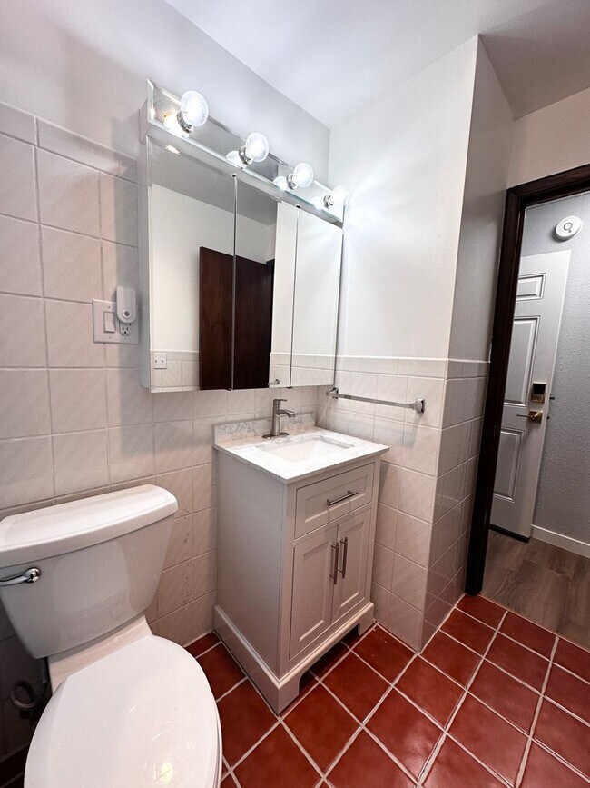 Building Photo - k933w