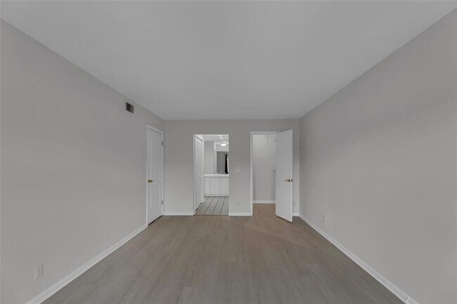 Building Photo - 6295 Bay Club Dr