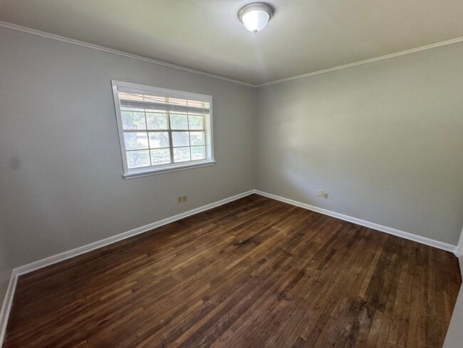 Building Photo - Lakeside Villa Apartment