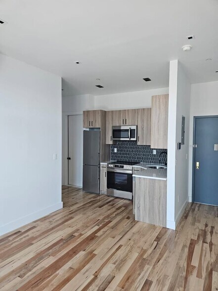Building Photo - 595 3rd Ave