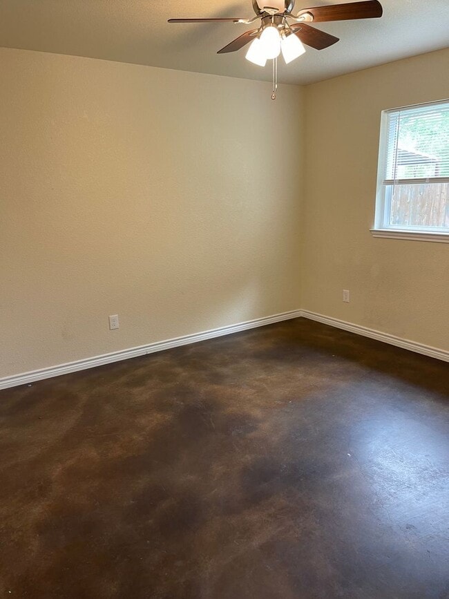 Building Photo - Newer Brick 3/2 Home