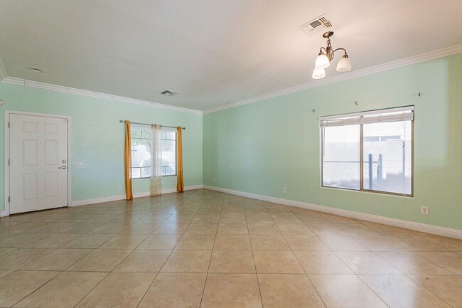 Building Photo - Spacious and Inviting 3-Bedroom Home Near ...