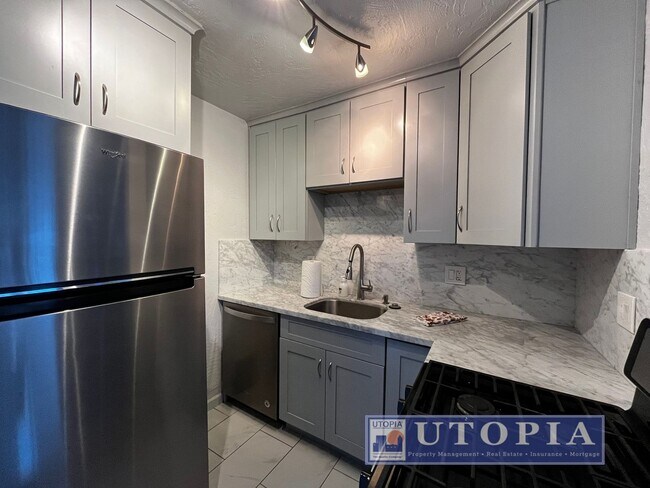 Building Photo - Cozy 2 bedroom, 1 bathroom cottage with a recently updated kitchen, close to local beaches and Sh...