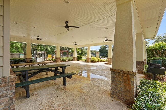 Building Photo - 606 Trellis Square