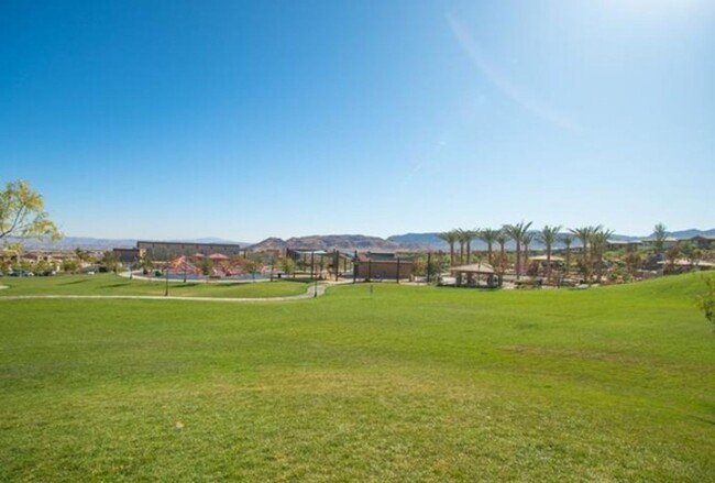 Building Photo - Gorgeous Town Home  Summerlin In Santa Ros...