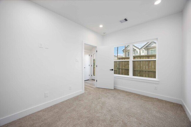 Building Photo - 6735 Peerless St