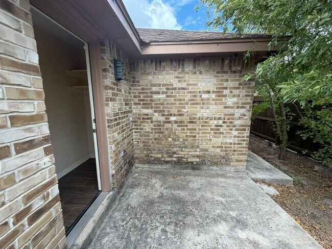 Building Photo - 2037 W Diaz Ave