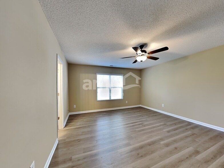 Building Photo - 37 Valleyfield Dr