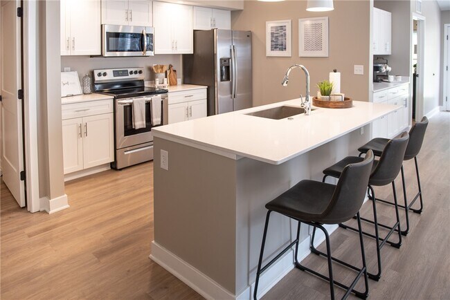 Building Photo - 553 Championship Dr