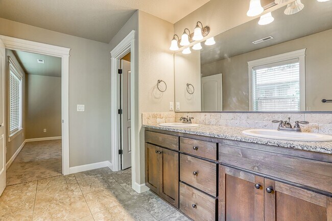 Building Photo - Centrally Located 4 Bedroom Townhome with Attached Garage & AC