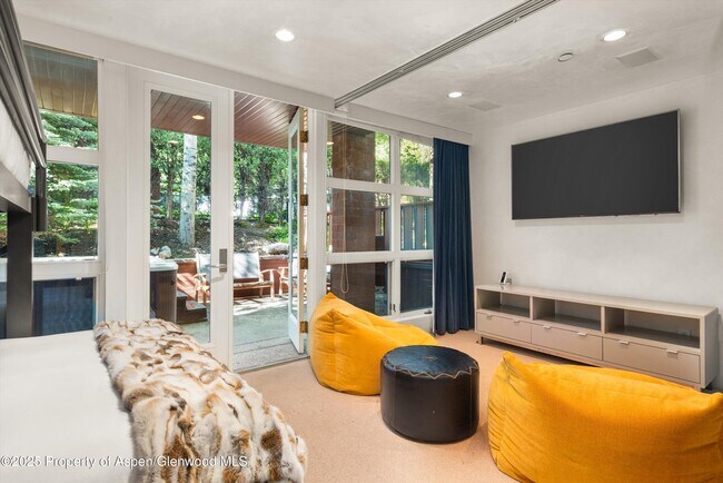 Building Photo - 706 E Hyman Ave