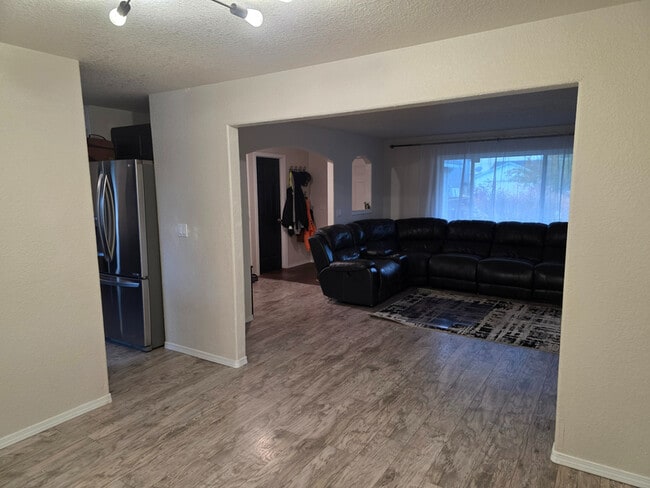 Building Photo - 725 NE Negus Pl