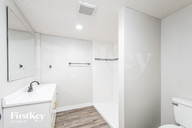 Building Photo - 648 Sycamore St