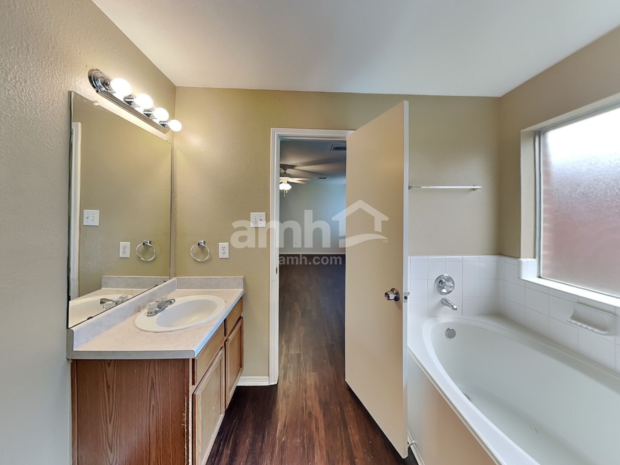 Building Photo - 9618 Lasbury Dr