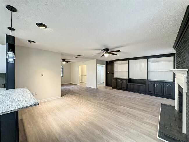 Building Photo - 722 W Alamo Dr