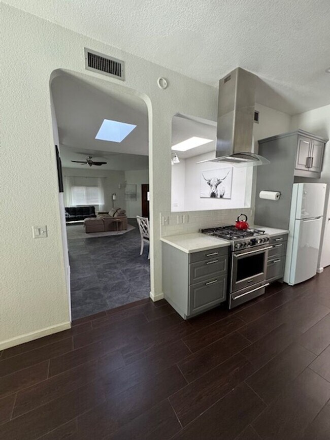 Building Photo - Northwest-3 bedroom/ 2 bathroom single family home w/ pool!