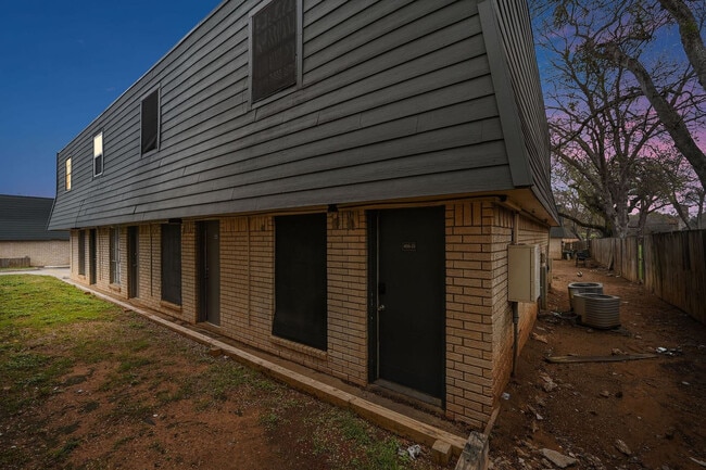Building Photo - 412 W Pioneer Pkwy