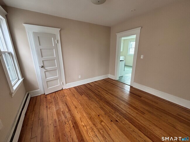 Building Photo - 182 Sheridan St