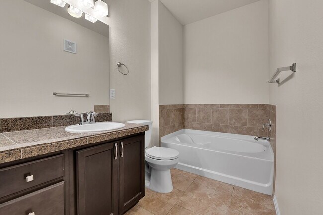 Building Photo - $1,800 - 1 Bed, 1.5 Bath Condo in Denver with In Unit Laundry in Great Location!