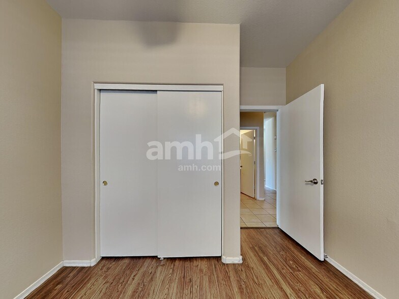 Building Photo - 7201 W Sunderland Ave