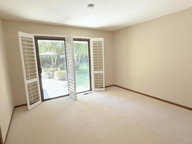 Building Photo - Sprawling ranch home located in highly des...