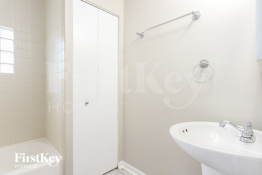 Building Photo - 7803 S Central Ave