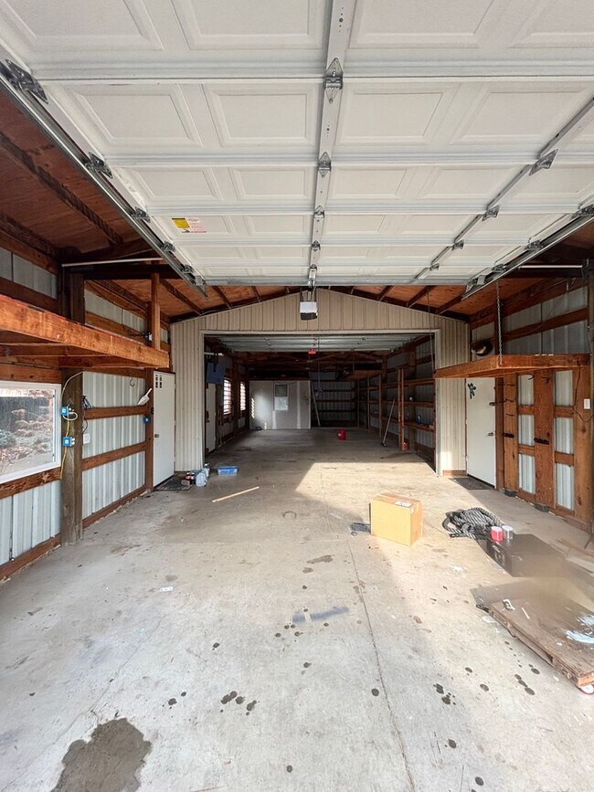 Building Photo - Large Lot Near Downtown Hillsboro