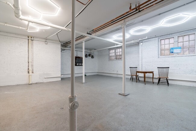 Building Photo - 7422 N Damen Ave