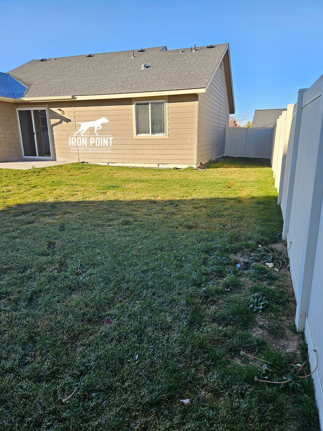 Building Photo - 3bed/2bath home w/bonus room, 2 car garage, fenced yard, and landscaping included.