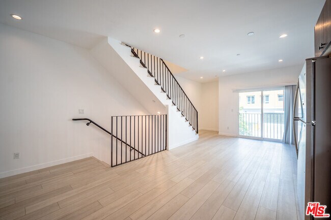 Building Photo - 246 N Dillon St