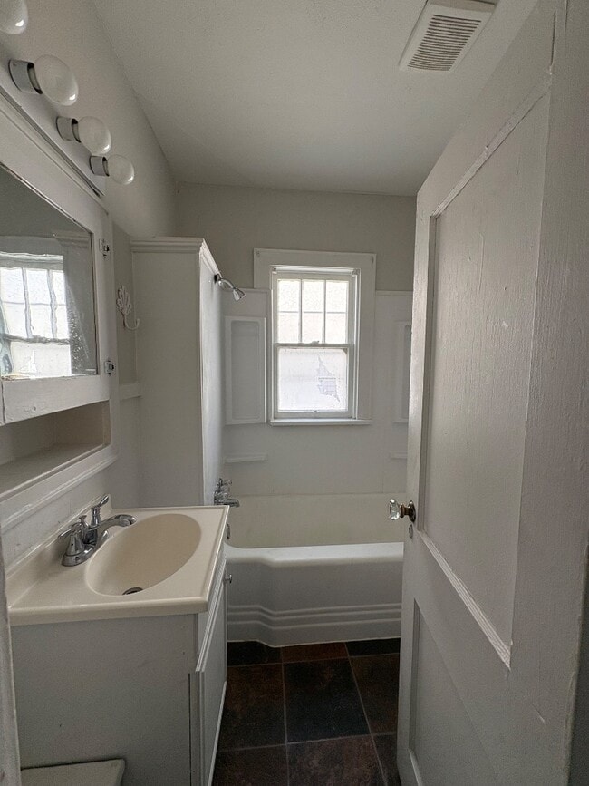 Building Photo - 609 N Madison St