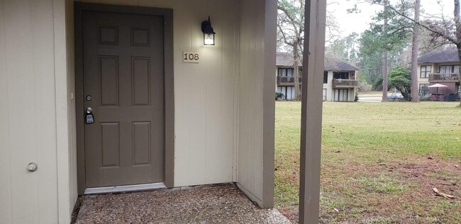 Building Photo - 15919 Golf Club Dr