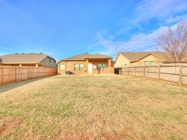 Building Photo - Beautiful Home in green Leaf Trails Addition!