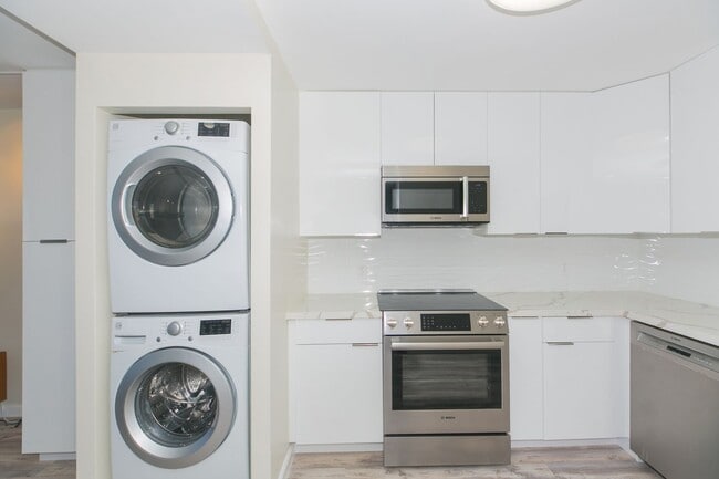 Building Photo - Canterbury Place - Fully renovated with hi...