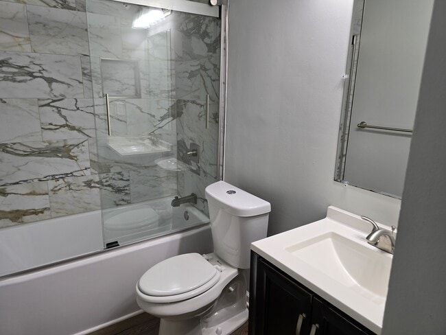 Full Bathroom - 1584 Boles Pl