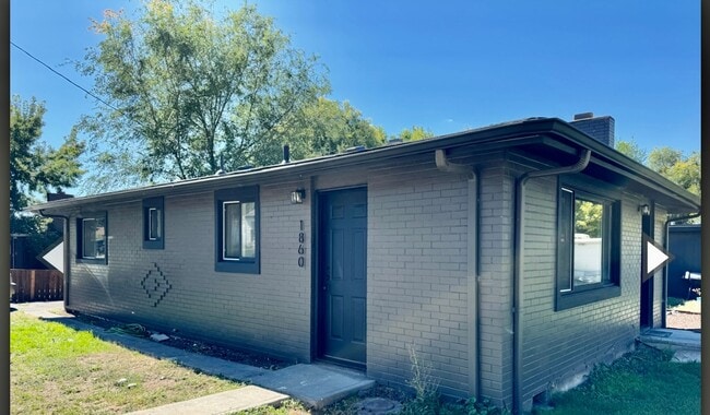 Building Photo - 2 Bed 1 Bath Duplex with Garage,