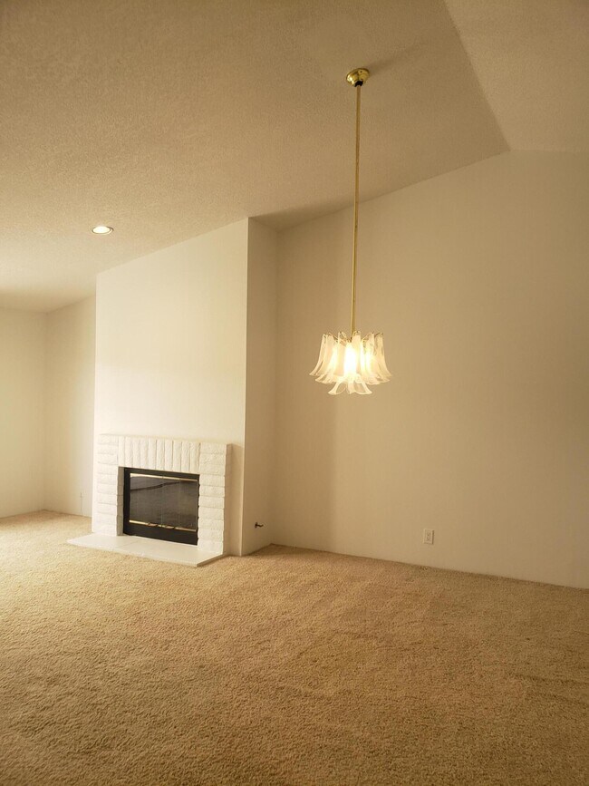 Building Photo - 136 Desert Falls Dr E