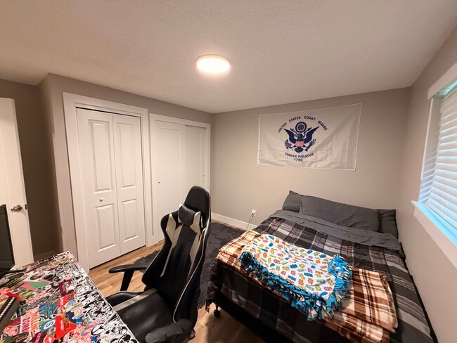 Building Photo - Fully Furnished 2 bed, 1 bath w/ Garage in Puyallup!