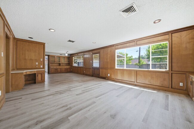 Building Photo - 2508 Memorial Dr