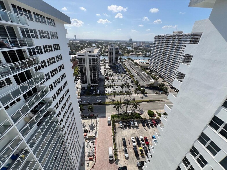 Building Photo - 2030 S Ocean Dr