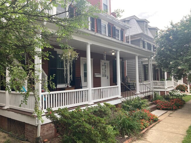 Primary Photo - 112 N Queen St