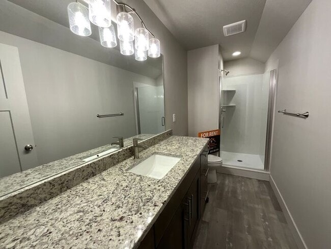 Building Photo - 2 bedroom 2 1/2 bath townhouse