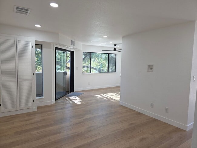 Building Photo - Top floor update 2 bed 2 bath condo in gre...